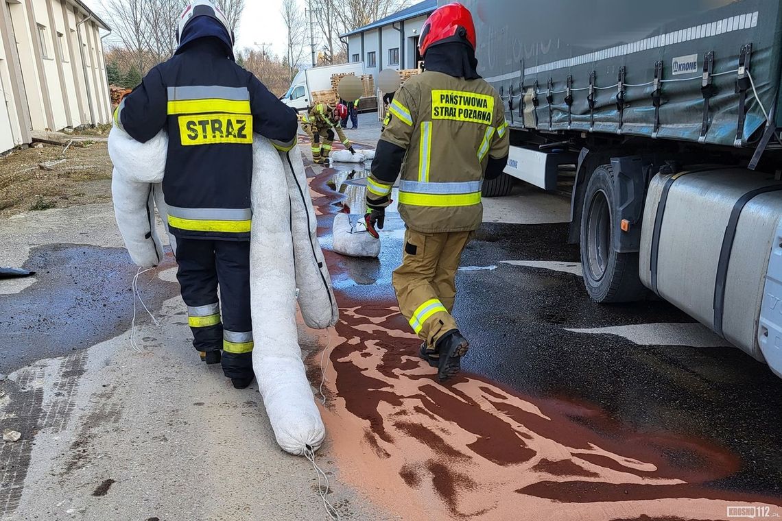 Miejsce Piastowe. Wyciek paliwa z ciągnika siodłowego