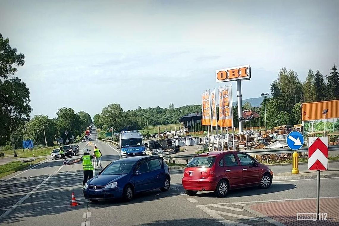? Miejsce Piastowe. Zderzenie volkswagena i citroena niedaleko OBI