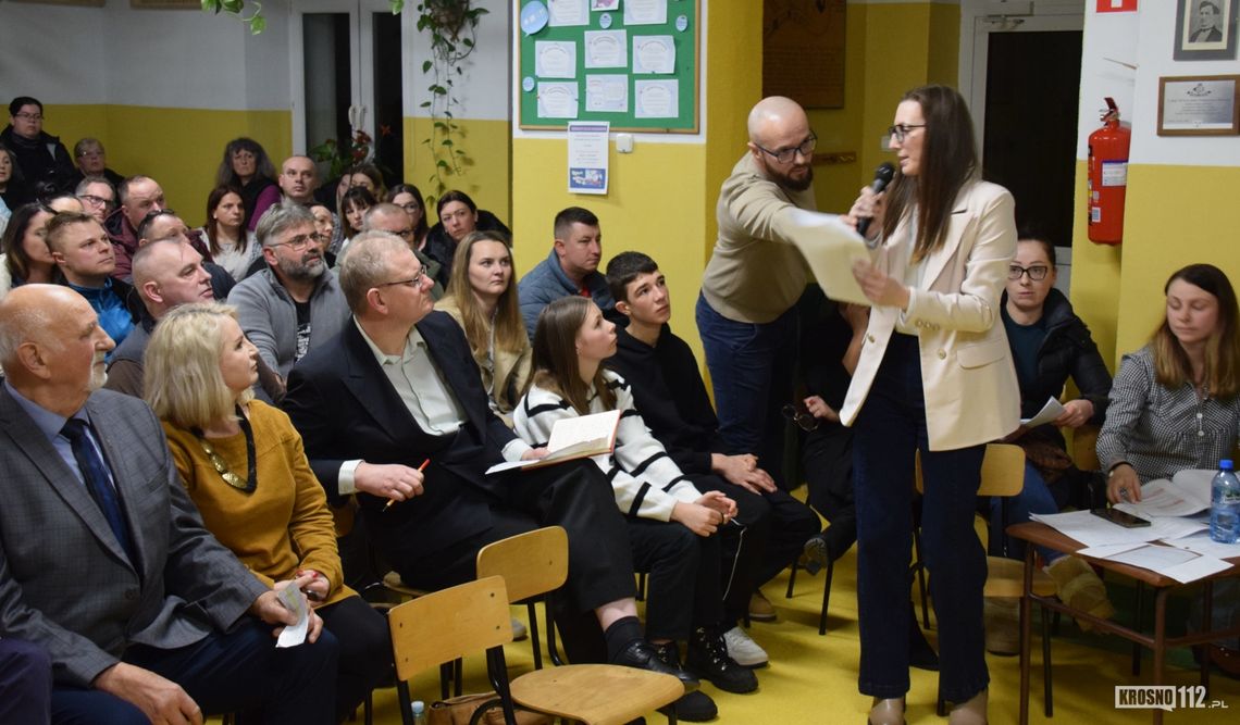 Mieszkańcy Wietrzna i Iwli sprzeciwiają się likwidacji szkół w ich miejscowościach Mieszkańcy Wietrzna i Iwli sprzeciwiają się likwidacji szkół w ich miejscowościach