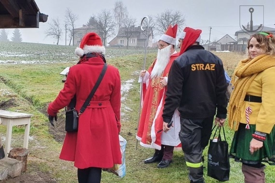 Mikołaj z pomocnikami odwiedził mieszkańców gminy Korczyna