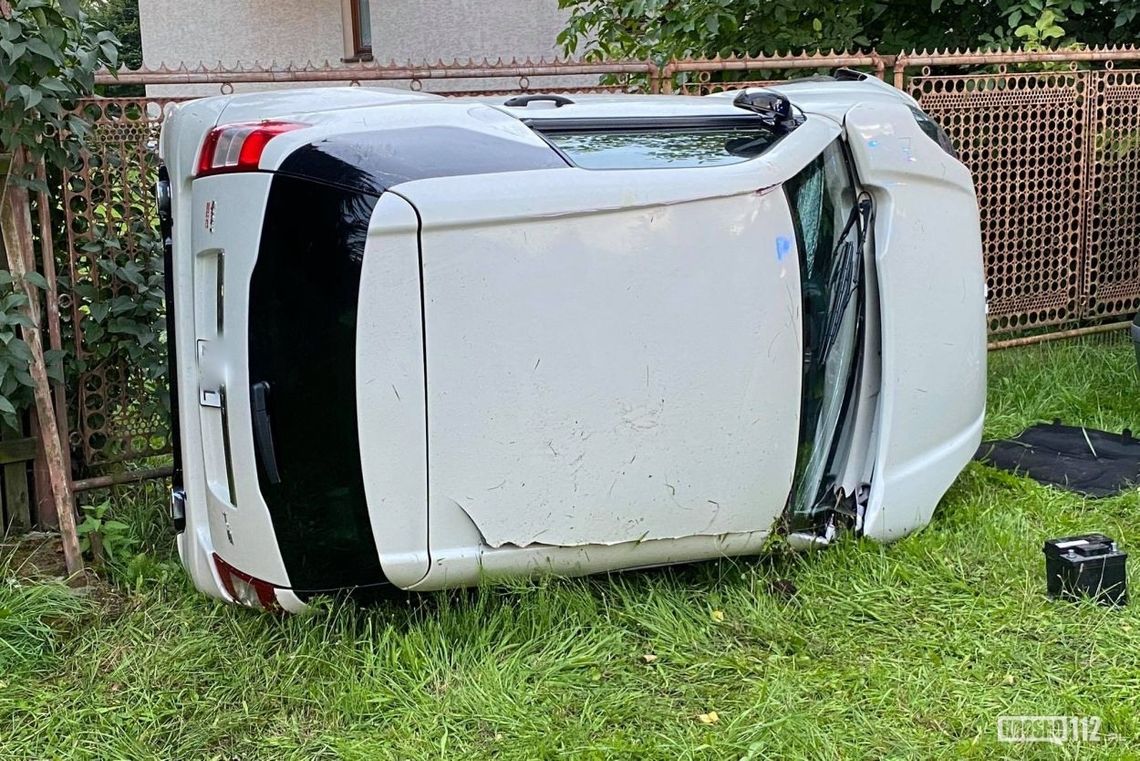 Mikrosamochód na boku. Kolizja na łuku drogi w Dobieszynie