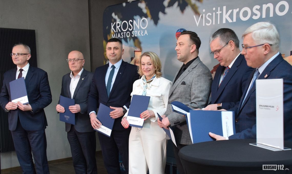Miliony na rozwój przedsiębiorczości i edukacji. Krosno podpisało porozumienia z gminami