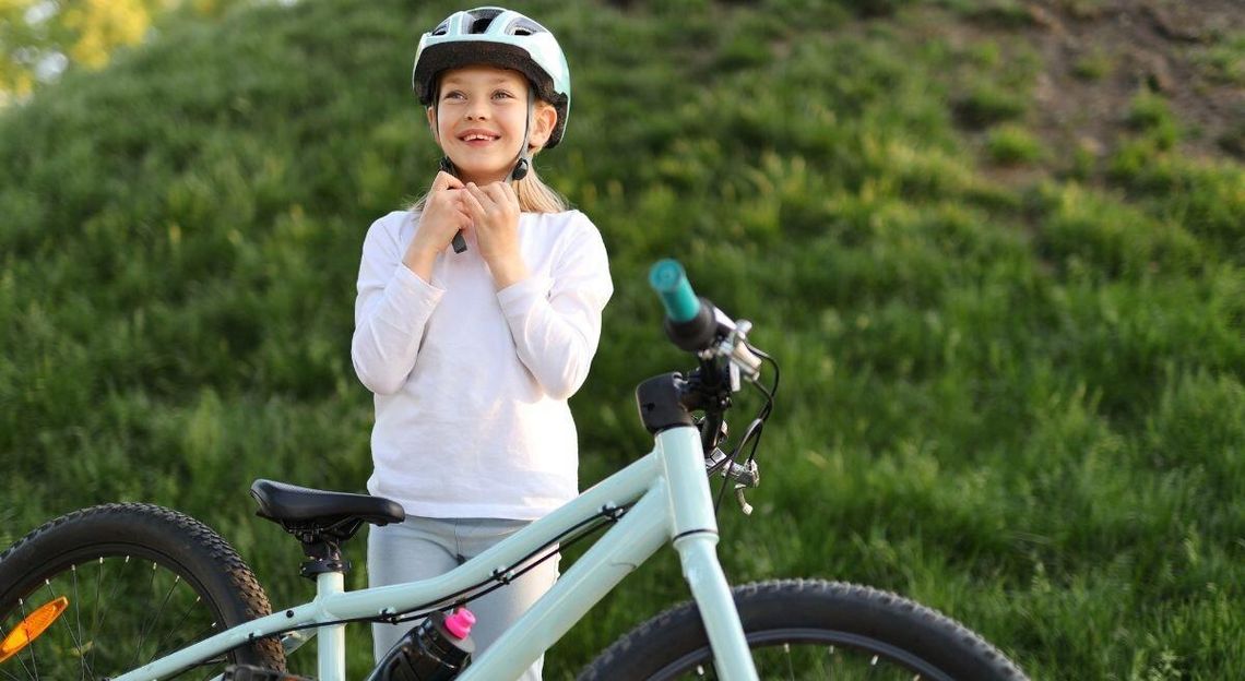 Minister idzie na zakupy. Szuka 65 tysięcy kasków dla dzieci