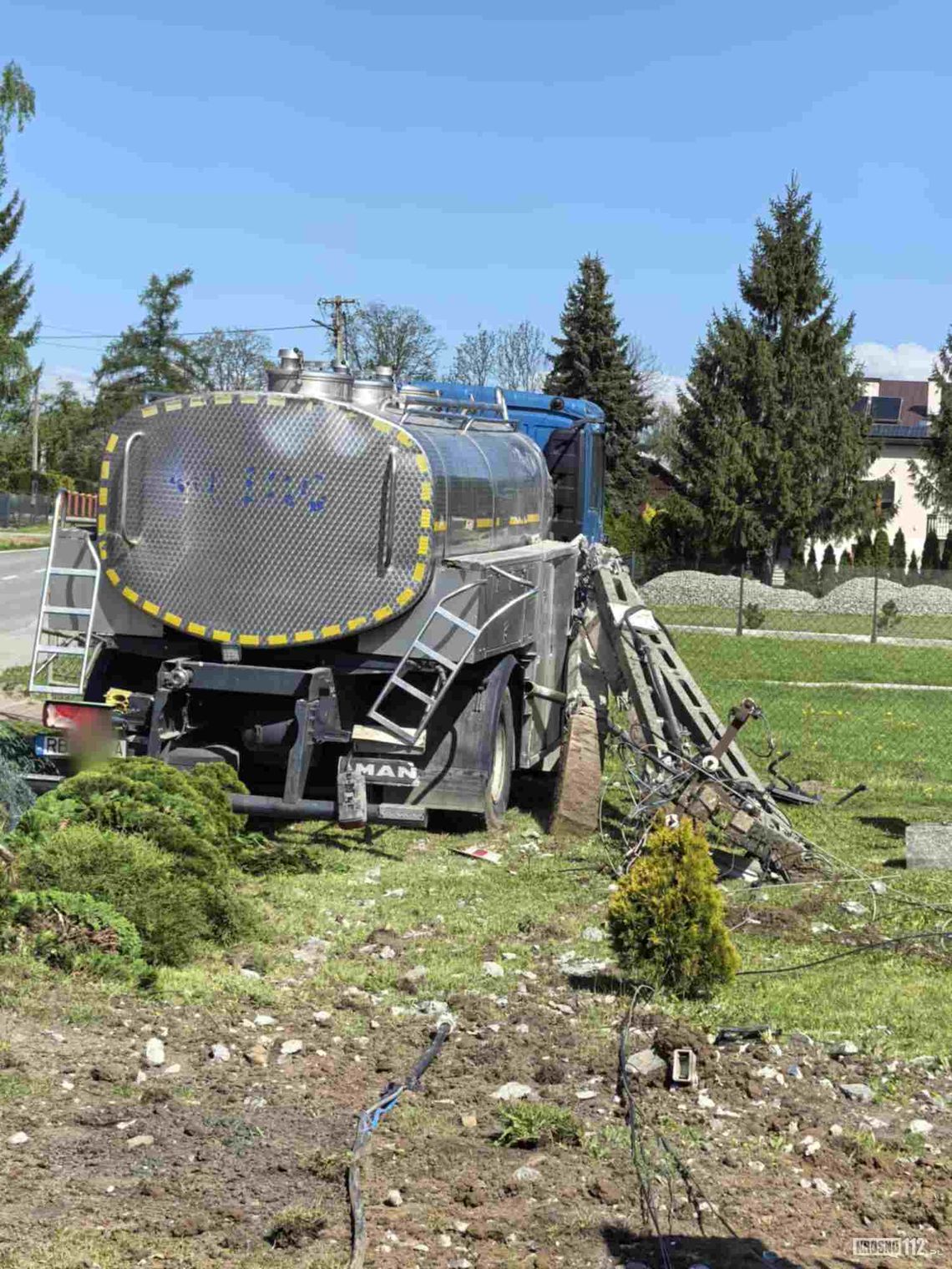 Mlekowozem wjechał w słup elektryczny i ogrodzenie