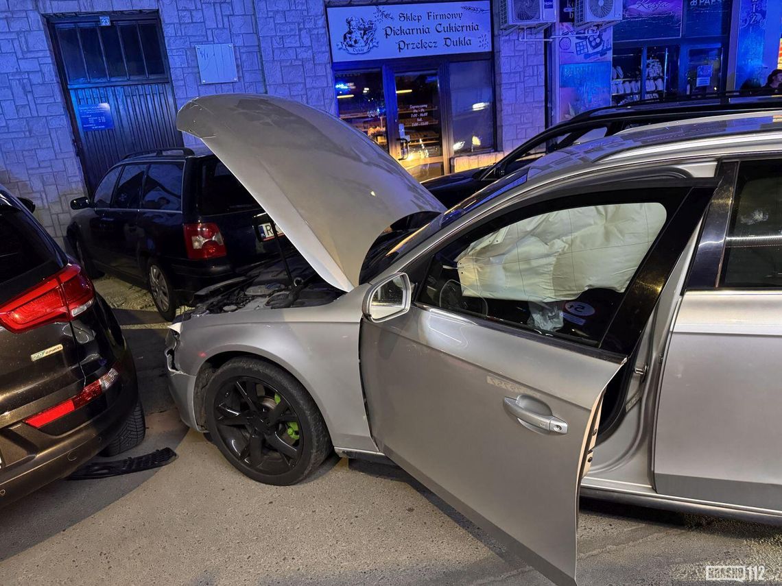 Młoda kobieta w Audi wjechała w zaparkowane samochody. Była pijana