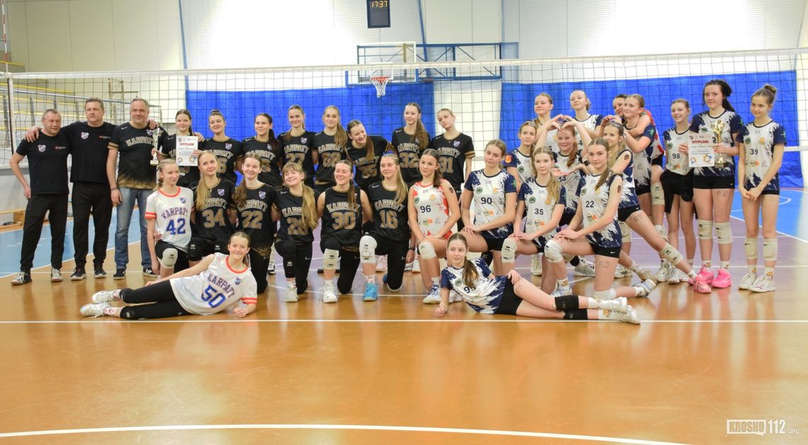 Młode siatkarki z Krosna wywalczyły awans do ćwierćfinału Mistrzostw Polski [ZDJĘCIA]