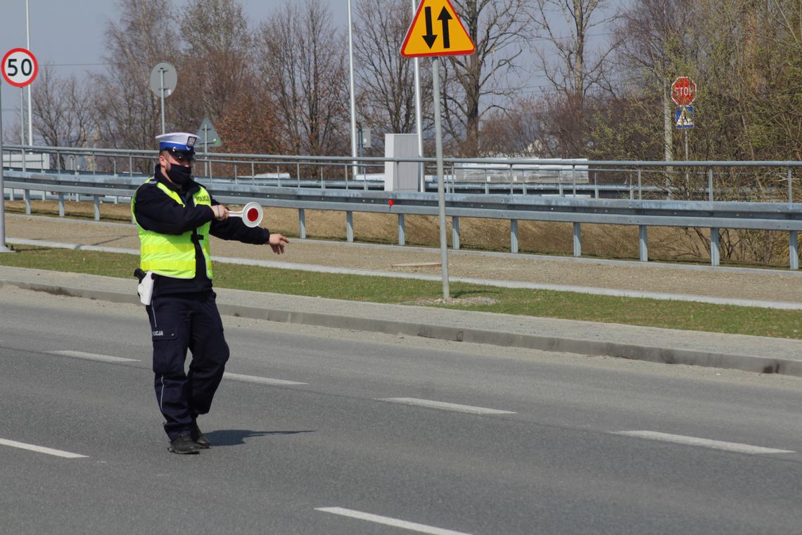 Młody kierowca BMW jechał za pędzącą na sygnale karetką. Stwarzał duże zagrożenie