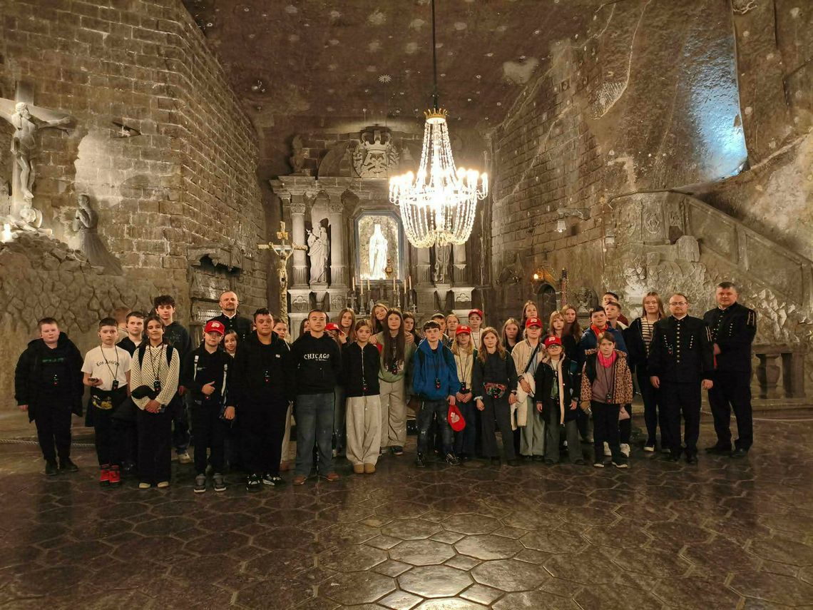 Młodzi strażacy z Targowisk poznawali tajniki ratownictwa górniczego i historię Wieliczki