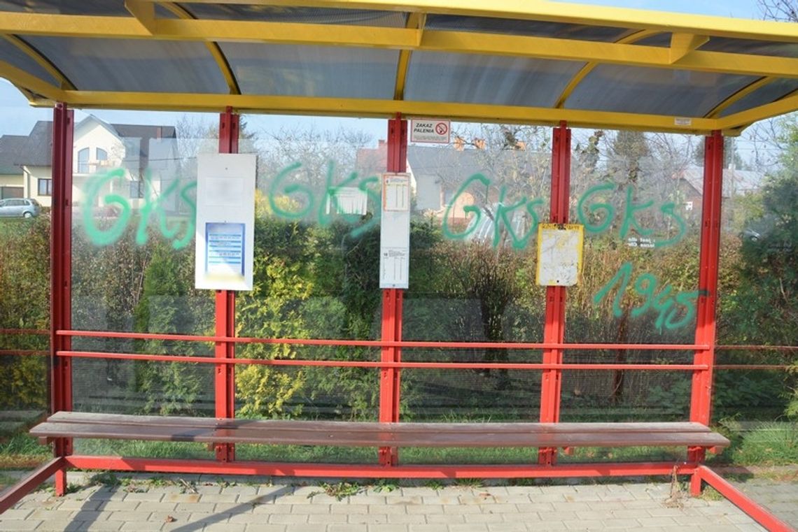 Młodzi wandale odpowiedzą za dewastację przystanków
