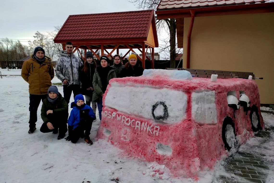 Młodzieżowa Drużyna Pożarnicza z OSP Wrocanka zbudowała śnieżny wóz strażacki