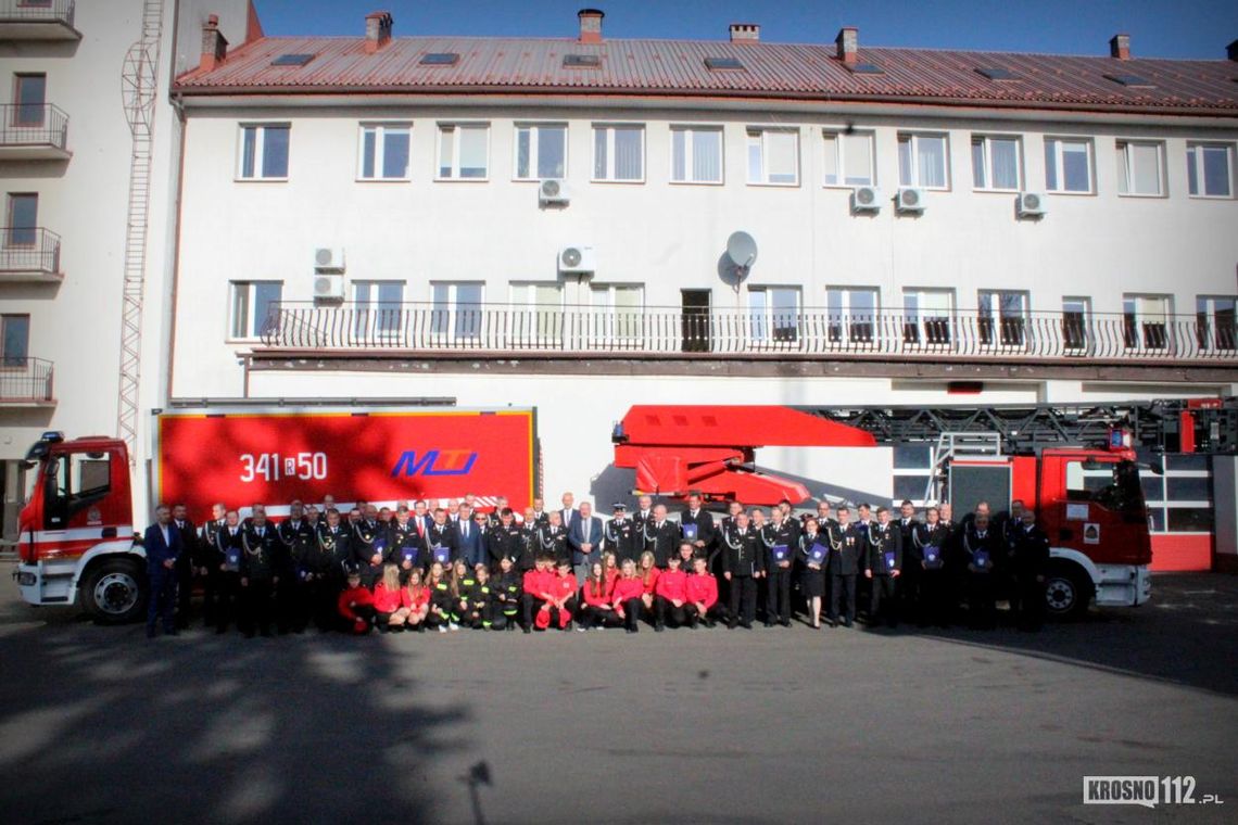Młodzieżowe Drużyny Pożarnicze będą mogły rozwijać swoją pasję. Wręczono promesy na ponad 240 tys. zł