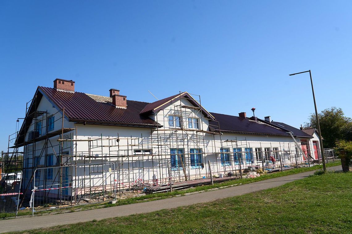 Modernizacja w toku. Trwają prace przy dachu, instalacjach i części OSP Długie Modernizacja w toku. Trwają prace przy dachu, instalacjach i części OSP Długie