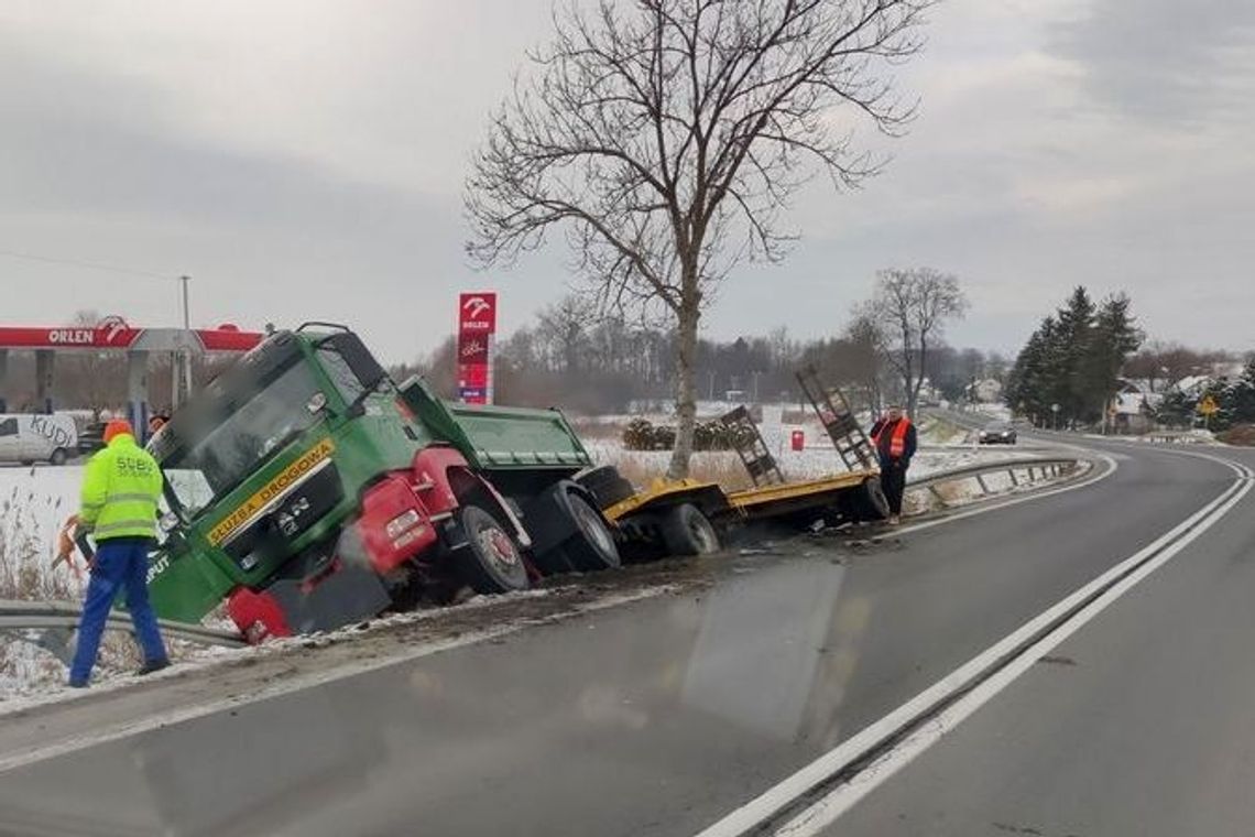 ? Moderówka/DK28: Ciężarówka z lawetą i wozidłem osunęła się do rowu