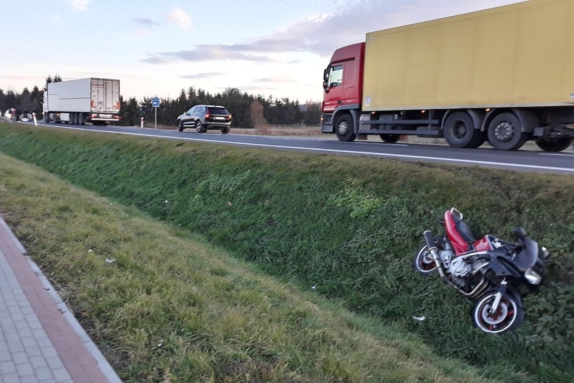 ? Moderówka/DK28: Motocyklista wpadł pod ciężarówkę
