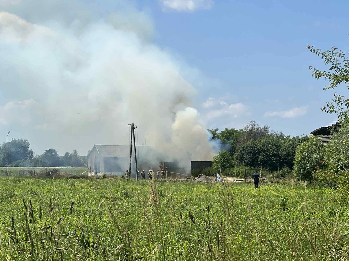 Moderówka. Pożar śmieci na terenie dawnego PGRu Moderówka. Pożar śmieci na terenie dawnego PGRu