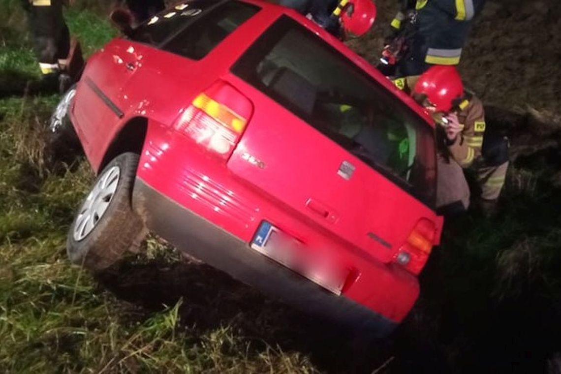 ? Moderówka. Seat w rowie, brak kierowcy i pasażerów [AKTUALIZACJA: Kierowca w areszcie!]