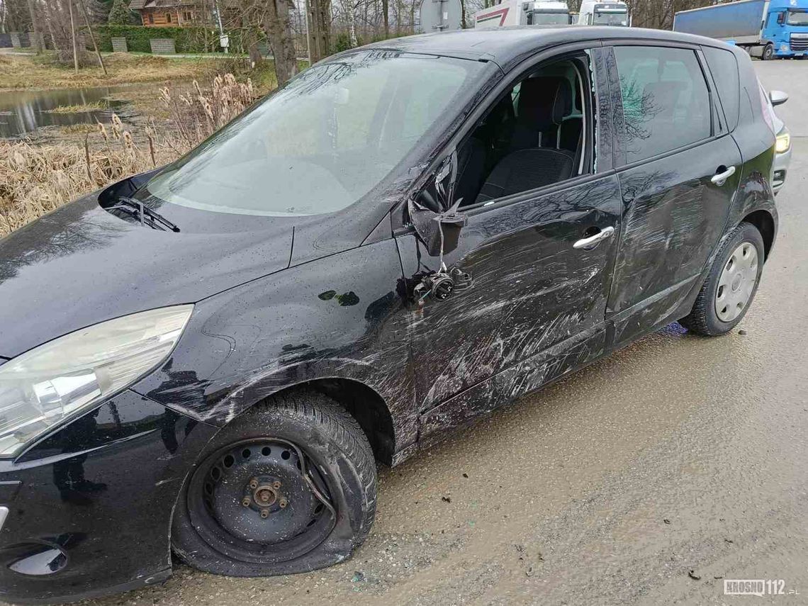 Moderówka. Zderzenie osobowego Renault z ciężarowym Mercedesem