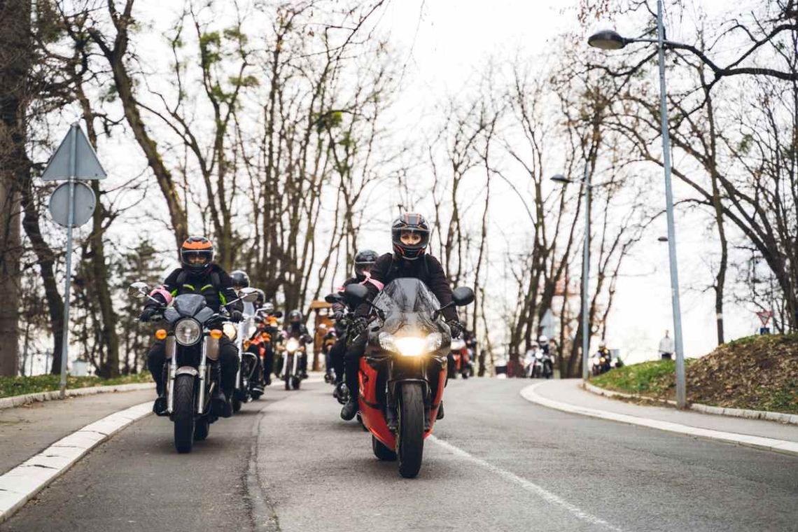 Motocykliści lubią sobie zaszaleć między domami. Zatrważające dane