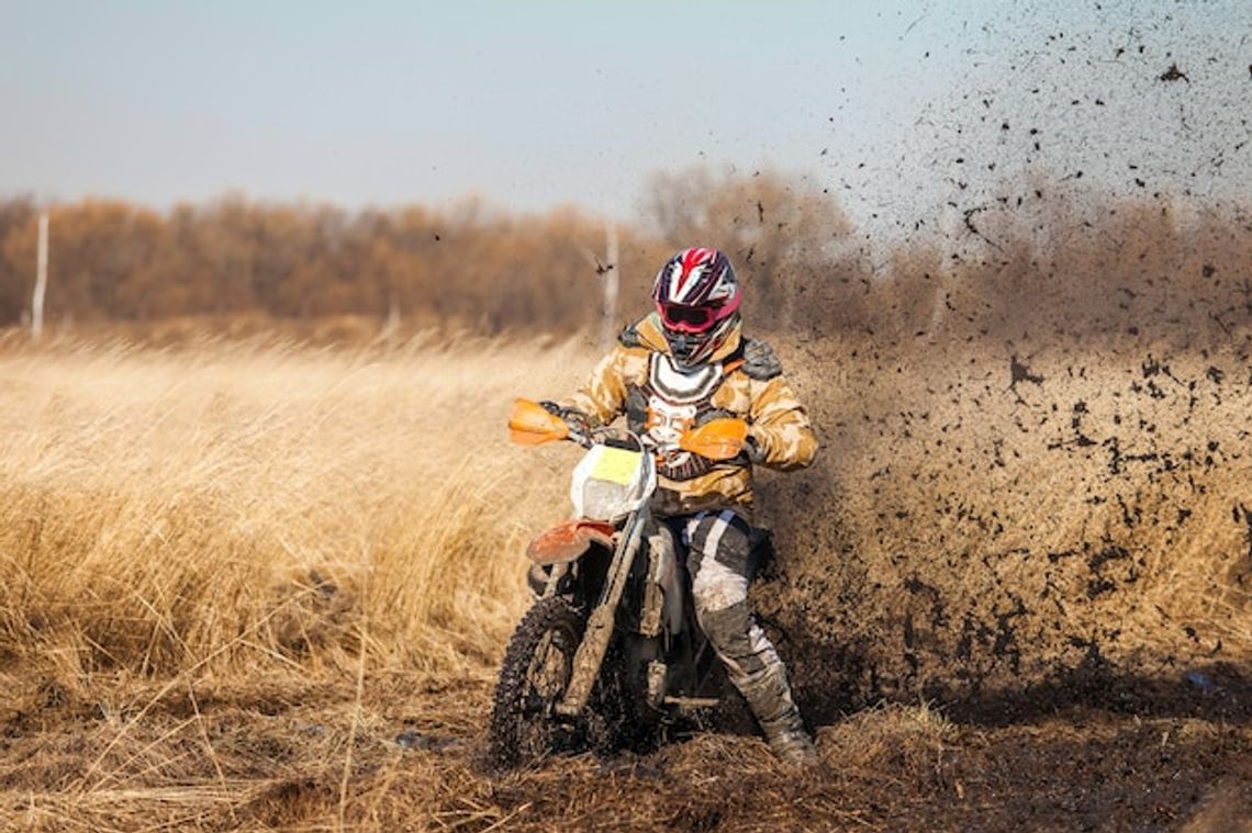 Motocykliści niszczą uprawy. Rolnik z Korczyny wyznaczył nagrodę za informacje na temat wandali