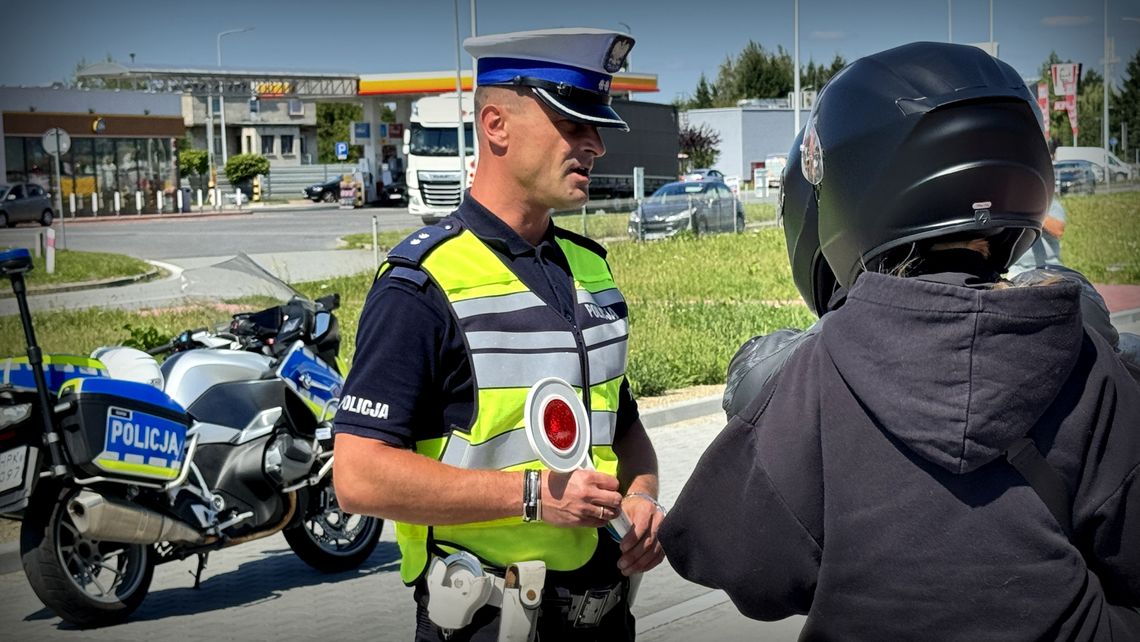 Motocyklista i kierowca Subaru pędzili przez teren zabudowany. Drogówka surowo ich ukarała [WIDEO]