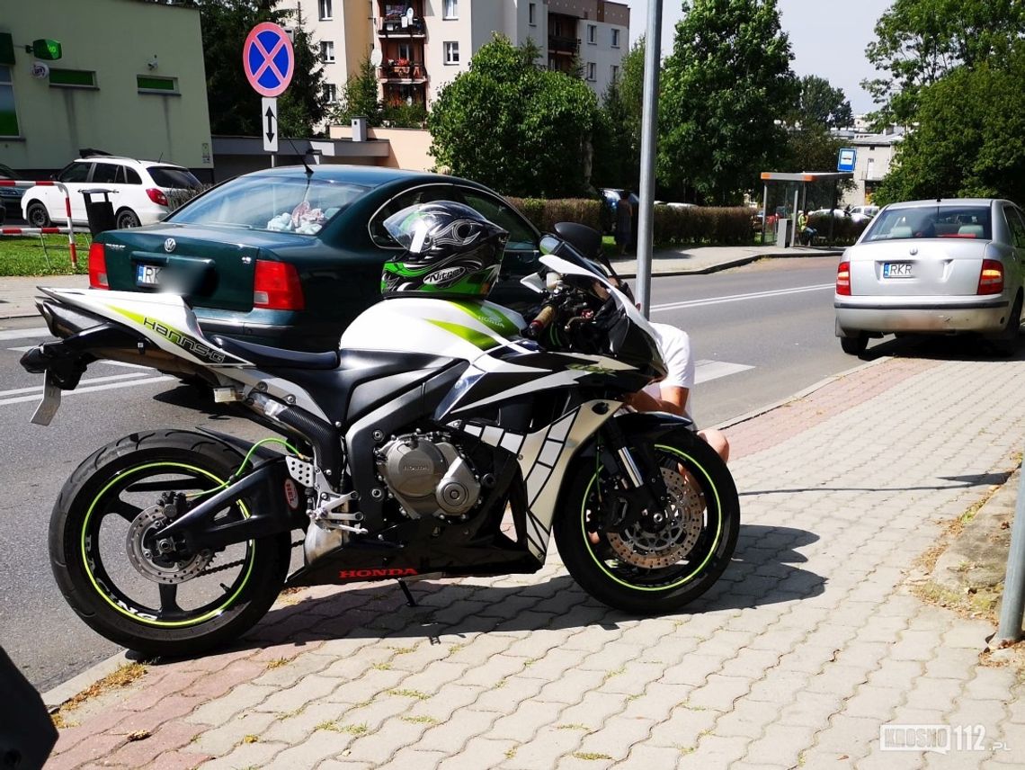 Motocyklista nie zachował bezpiecznej odległości. Najechał na skodę