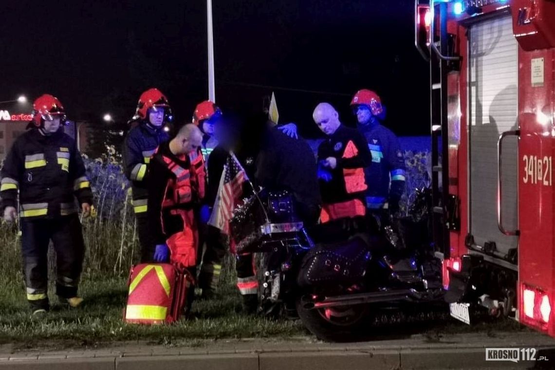 Motocyklista stracił panowanie nad pojazdem. On i jego pasażer zostali ranni