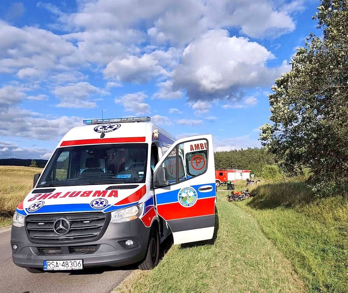 Motocyklista uderzył w drzewo na DW897. Na miejscu lądował śmigłowiec LPR Motocyklista uderzył w drzewo na DW897. Na miejscu lądował śmigłowiec LPR