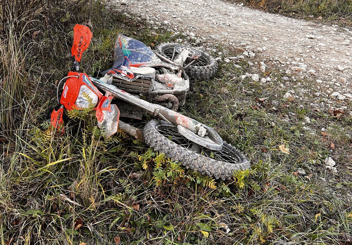 Motocyklista wjechał w Strażnika Leśnego. Później uciekł pieszo