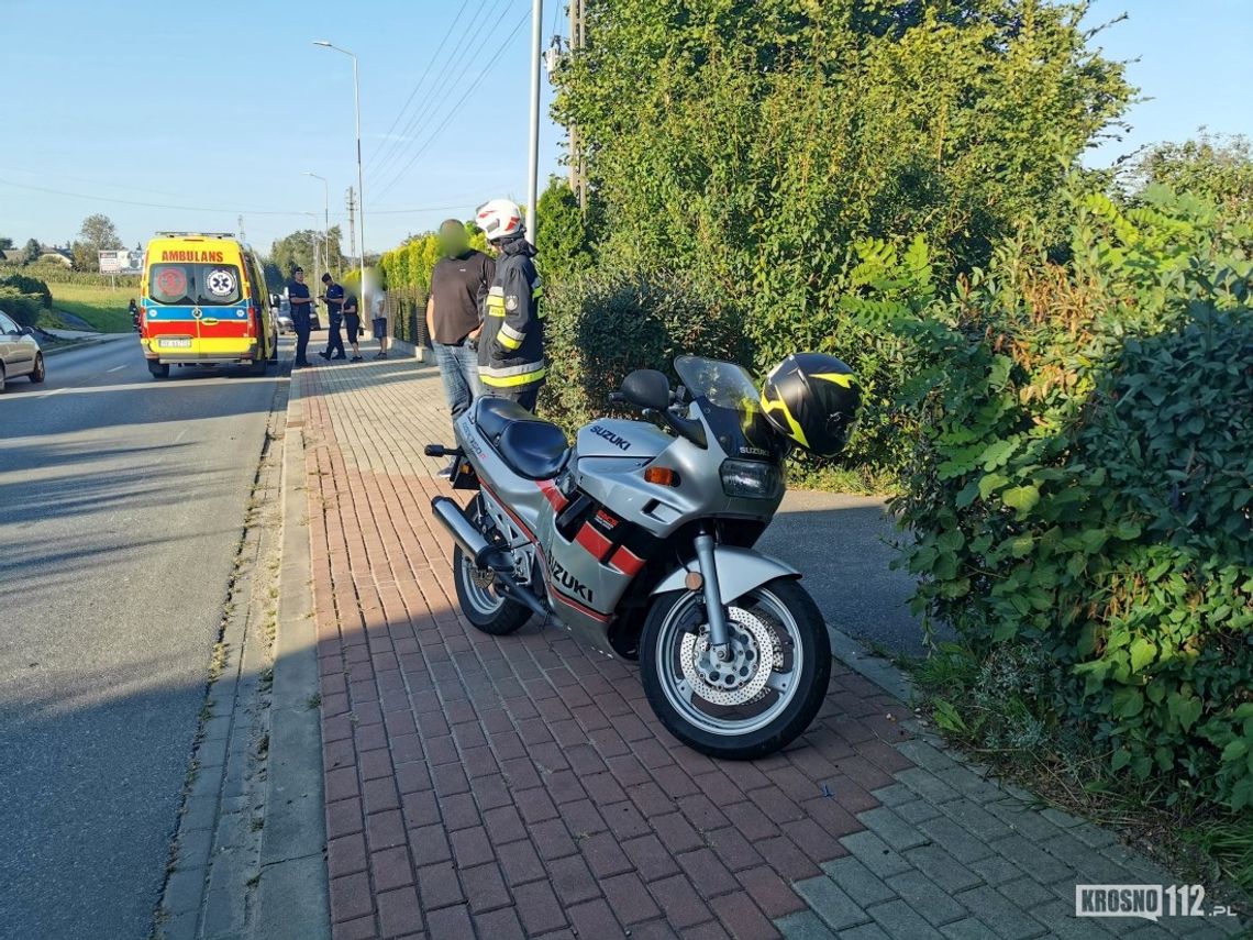 Motocyklista wypadł z drogi. Został przewieziony do szpitala