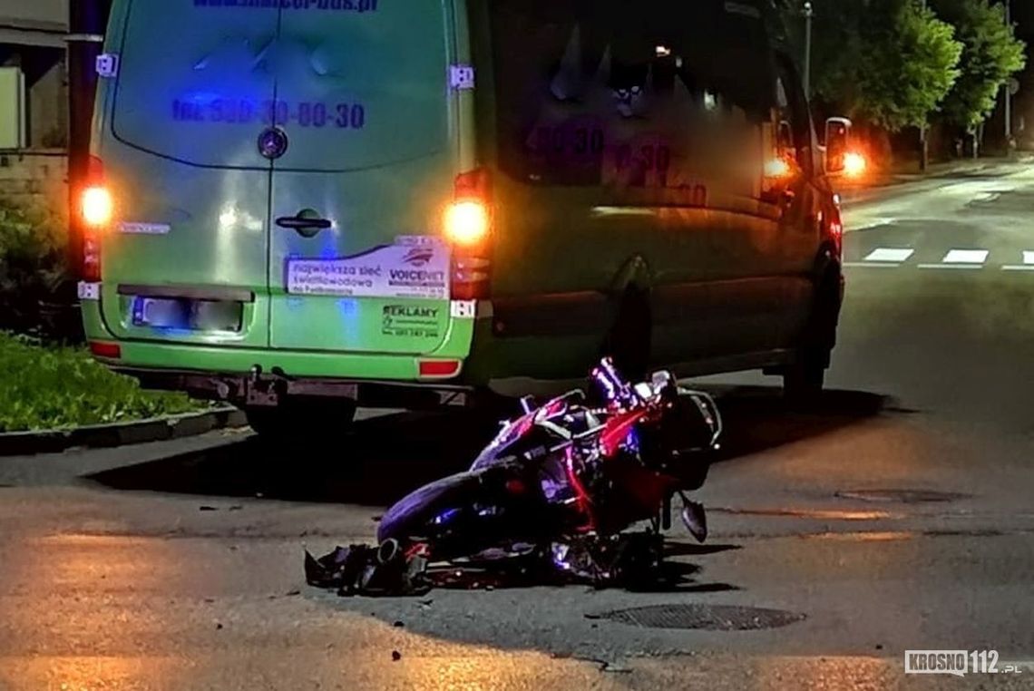 Motocyklista zderzył się z busem. Wypadek na skrzyżowaniu Krakowskiej i Kolejowej [AKTUALIZACJA]