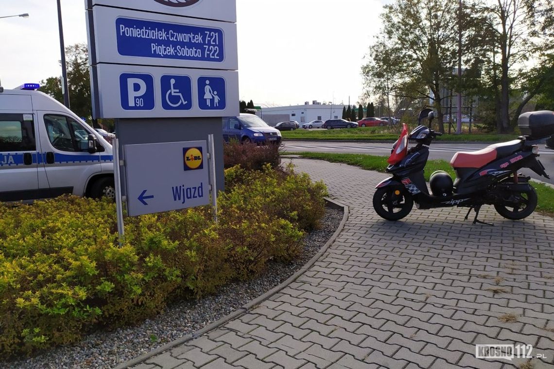 Motorowerzysta upadł na jezdnię, po tym jak drogę zajechał mu samochód