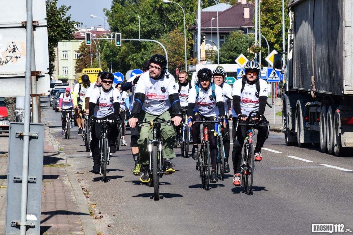 Mundur na rowerze. Funkcjonariusze z Krosna pomagają choremu koledze