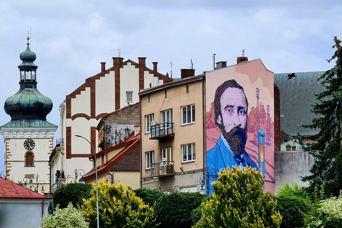 Mural z Ignacym Łukasiewiczem w 200. rocznicę jego urodzin