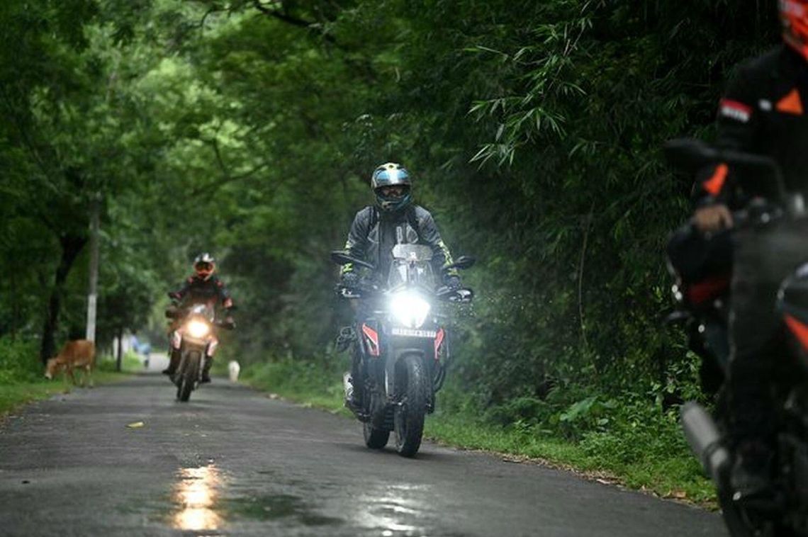 Na co zwrócić uwagę przed zakupem bluzy motocyklowej? motocykliści w bluzach motocyklowych