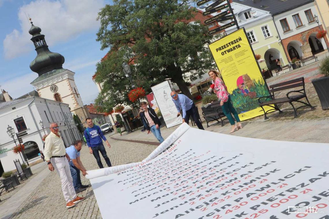 Na krośnieńskim rynku pokazali listę milionerów z PiS