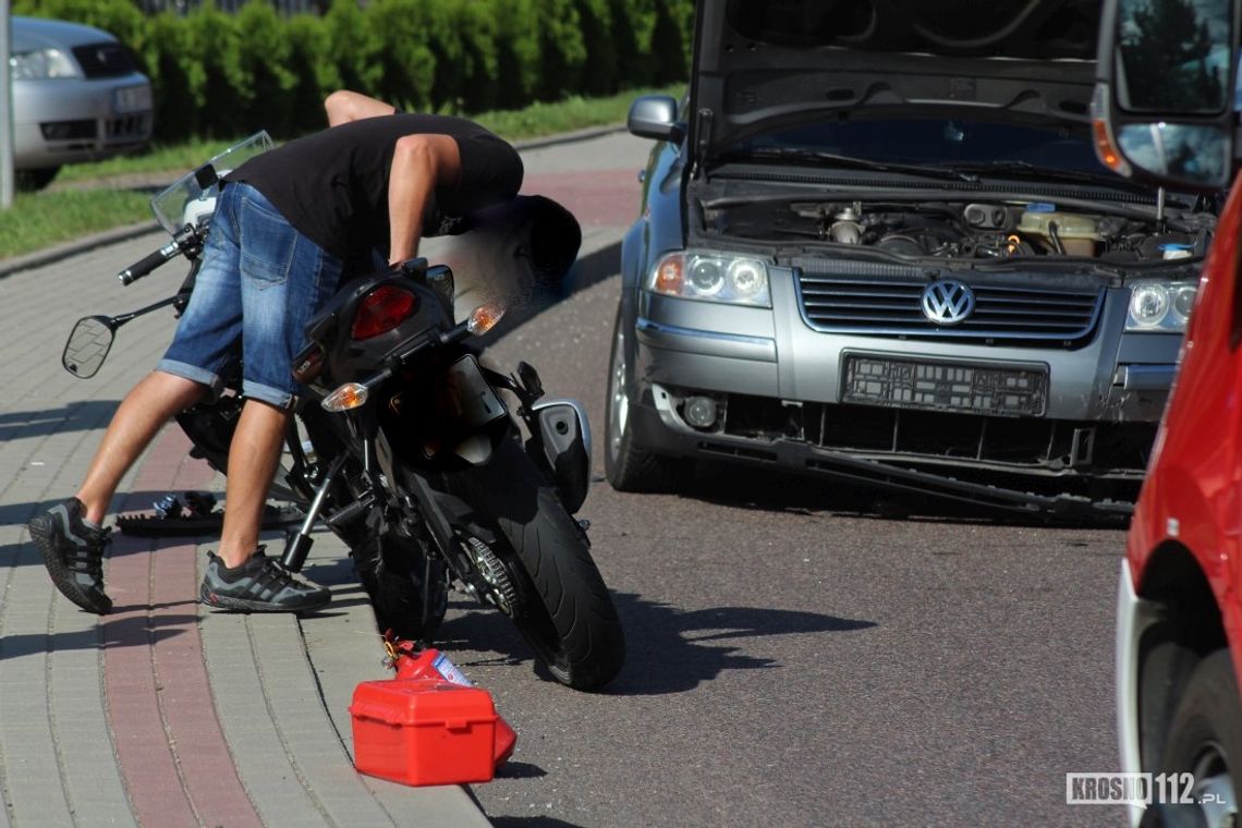 Na łuku drogi motocyklista wjechał w osobówkę