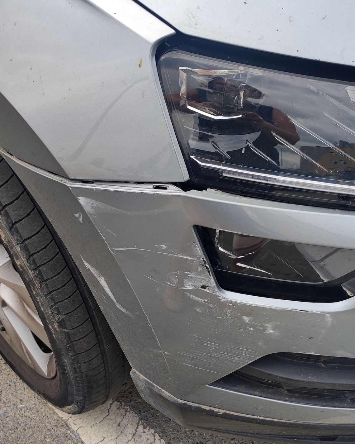 Na parkingu przy SOR w Krośnie uszkodzono Skodę Karoq. Prośba o pomoc Na parkingu przy SOR w Krośnie uszkodzono Skodę Karoq. Prośba o pomoc