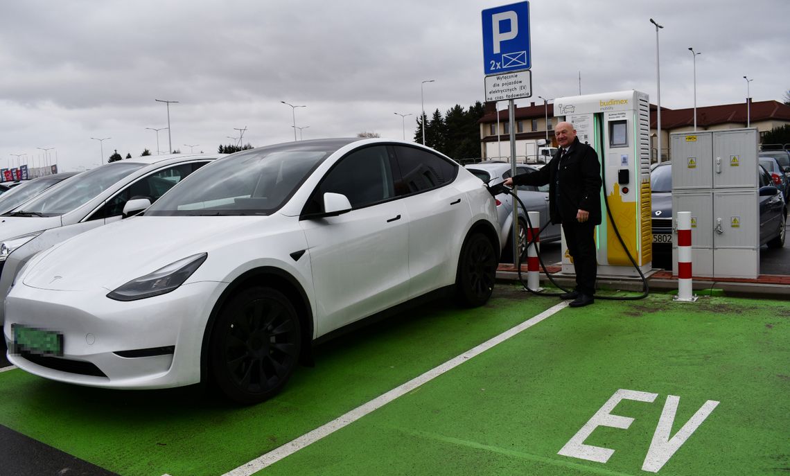 Na parkingu przy starostwie powiatowym w Krośnie działa stacja ładowania samochodów