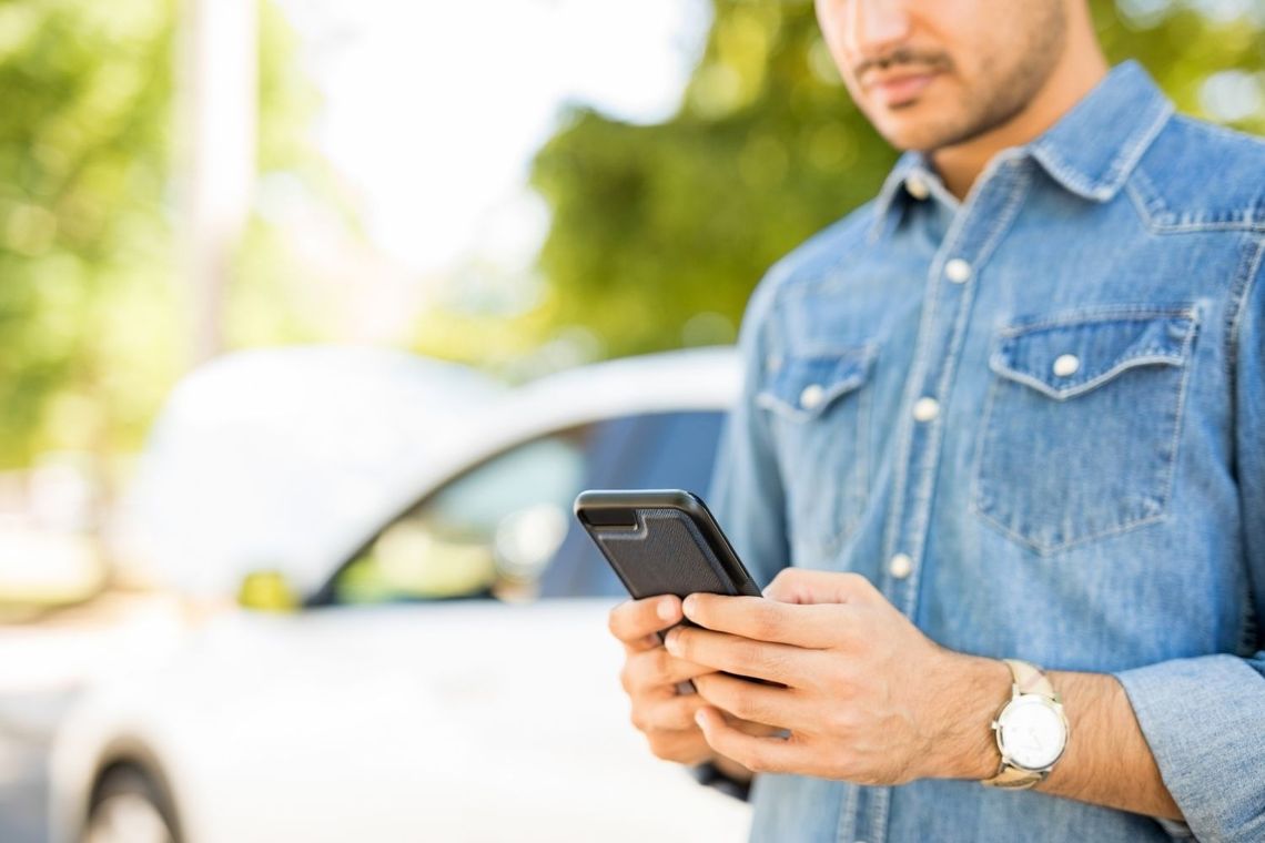 Na przejściu dla pieszych korzystał z telefonu. Został ukarany mandatem