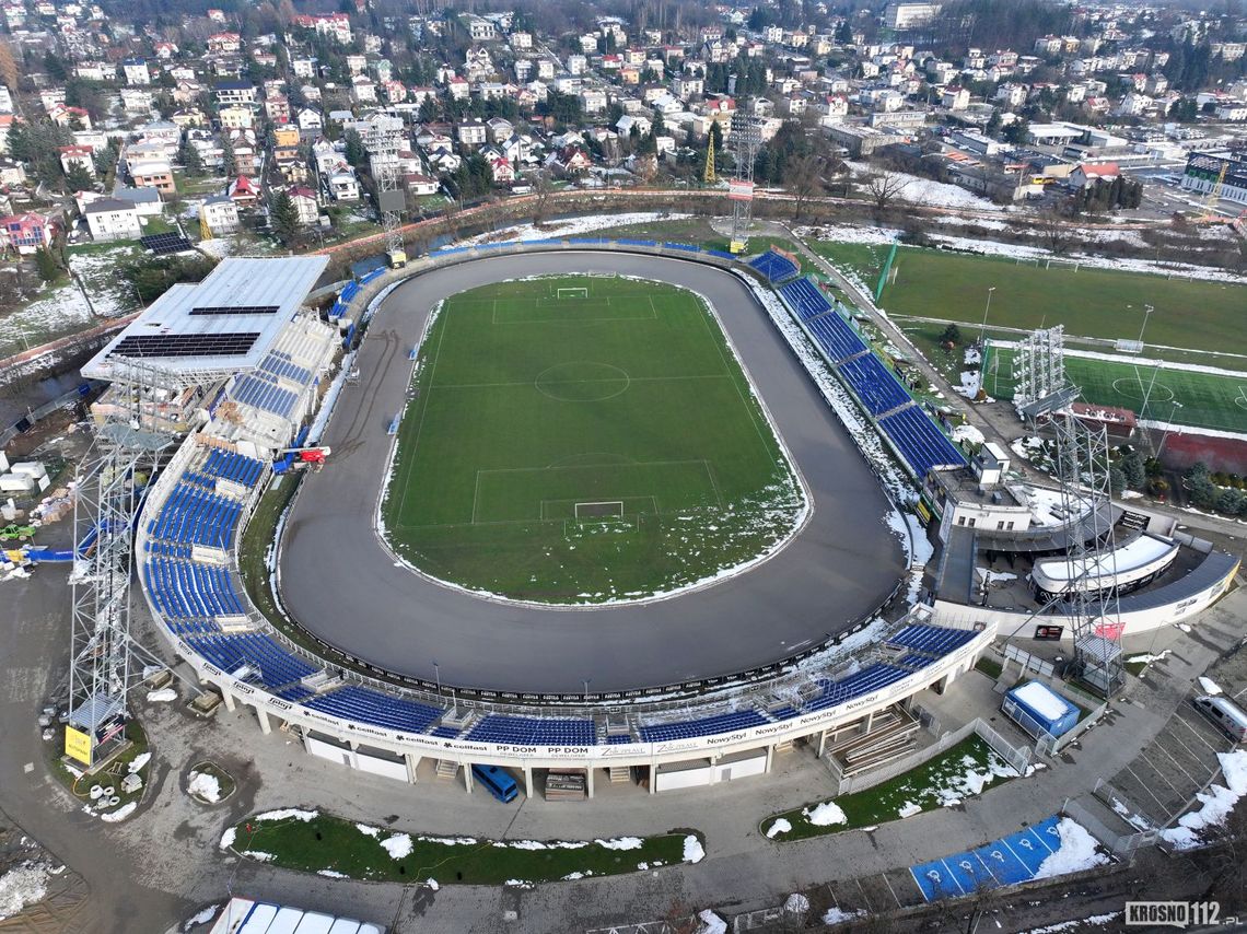 Na stadionie już wszystkie krzesełka niebieskie. Zobaczcie zdjęcia z drona