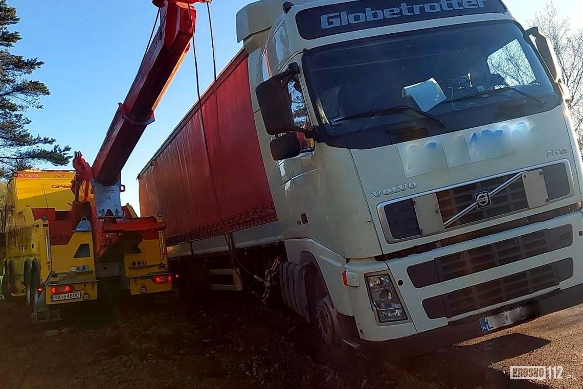 ? Naczepa ciężarówki częściowo stoczyła się z remontowanej drogi. Zablokowana DK19