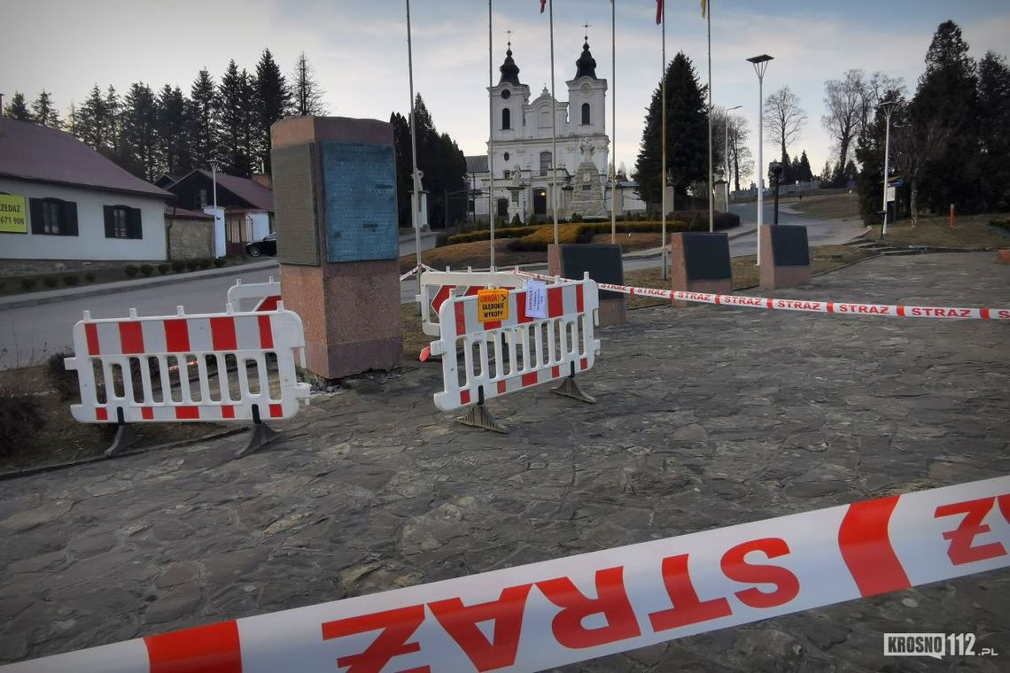 Naczepą ciężarówki pijany kierowca uszkodził pomnik przy klasztorze w Dukli