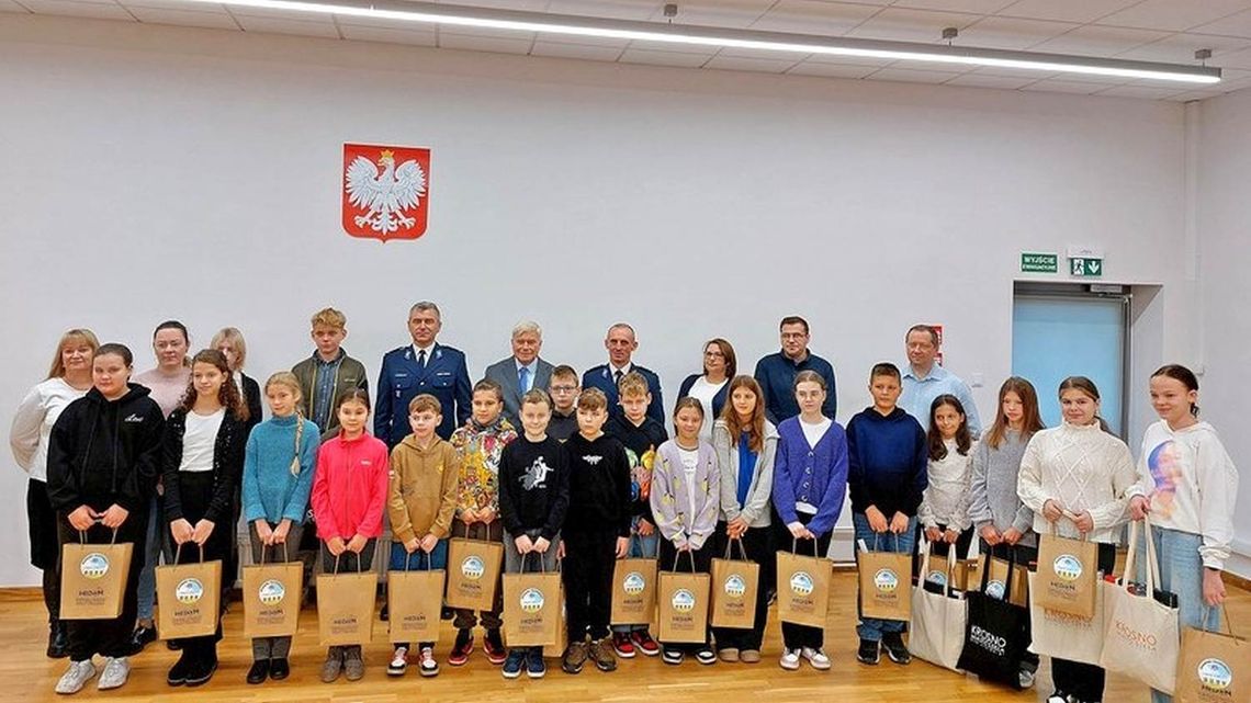 Nagrodzono laureatów konkursu plastycznego "Bezpieczne Wakacje"