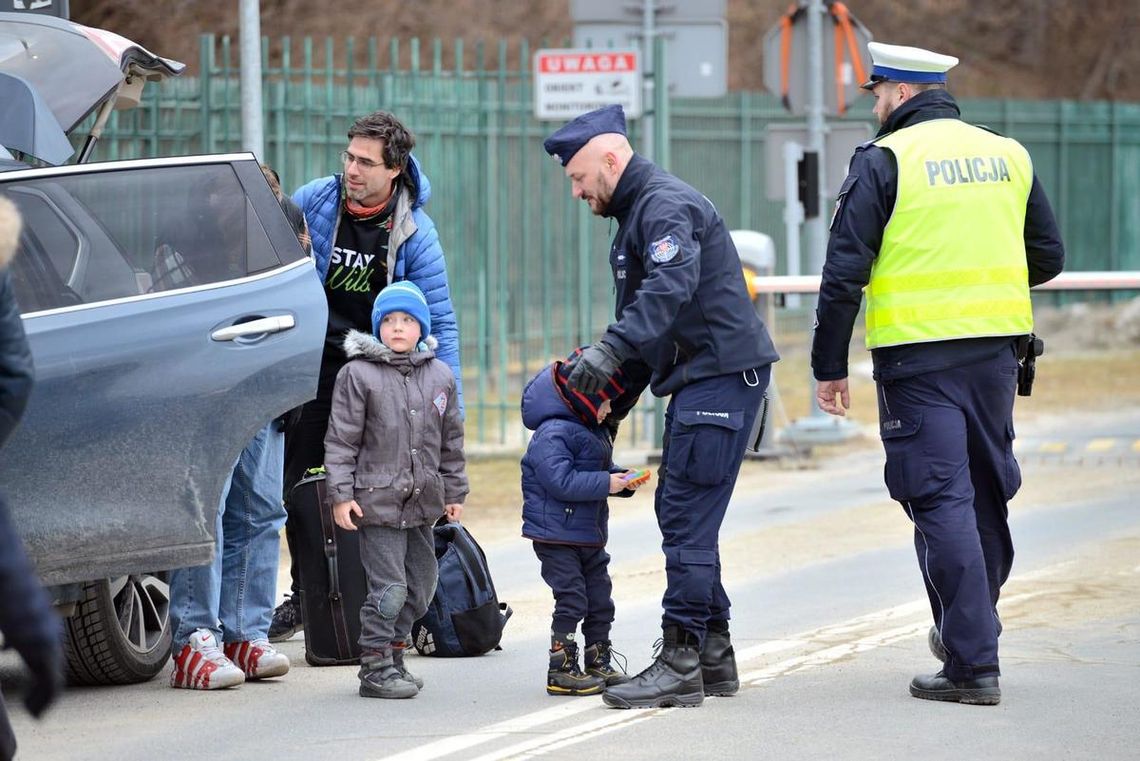"Najbardziej szkoda mi dzieci..." - policjanci opowiadają o służbie na granicy w Krościenku