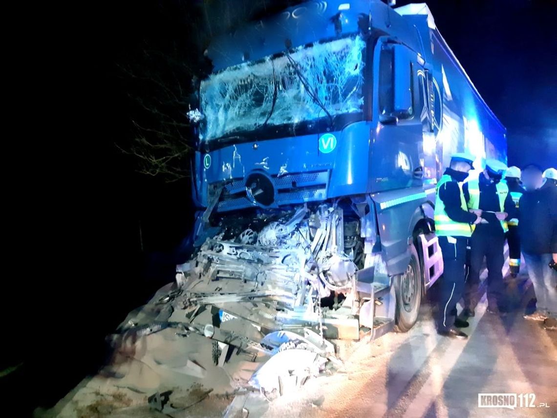Najechał na cysternę-silos. Zderzenie ciężarówek na DK19