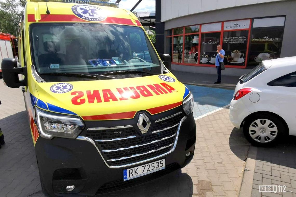 Najechał na opla i uciekł. Służby ratunkowe zajechały pod galerię
