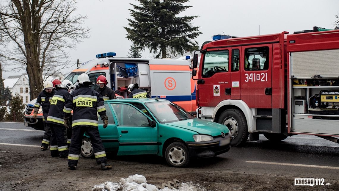 Najechanie na tył pojazdu. Dwóch policjantów poszkodowanych