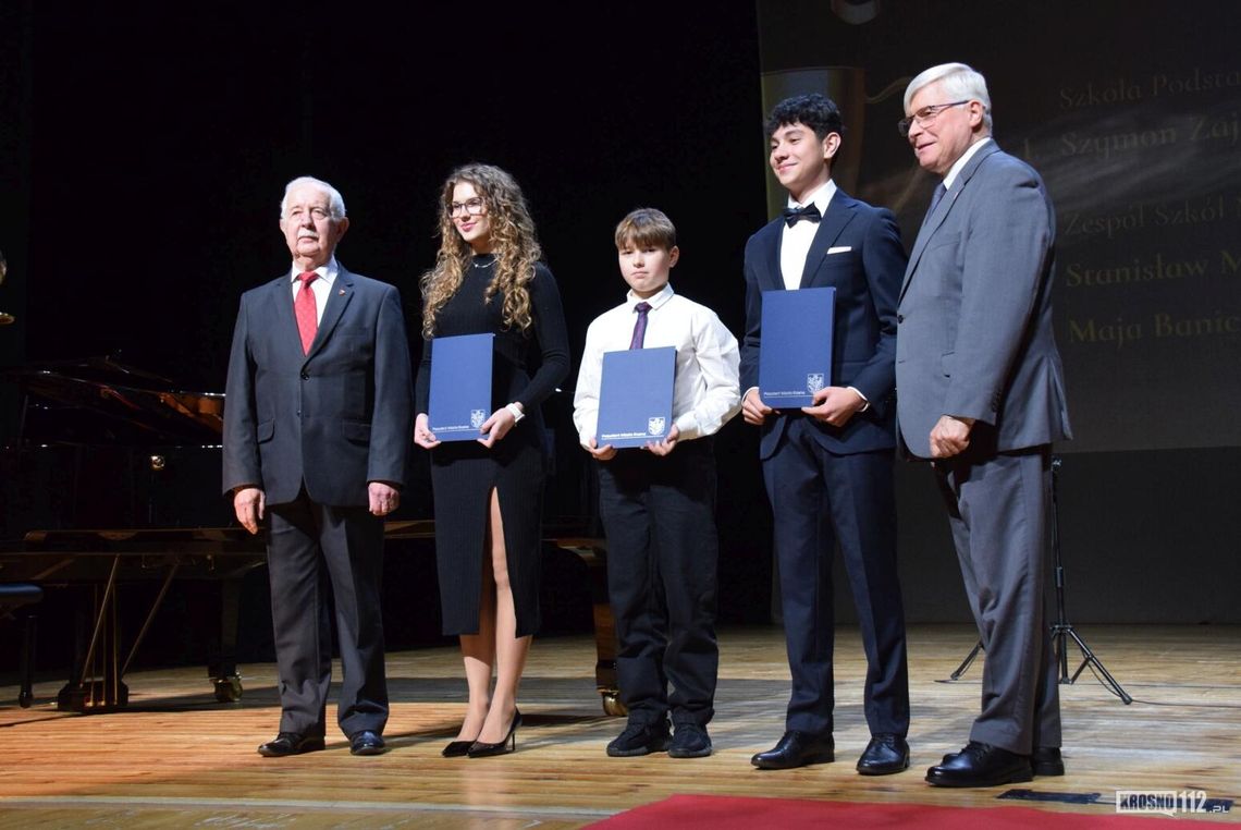 Najlepsi uczniowie krośnieńskich szkół odebrali stypendia [ZDJĘCIA]