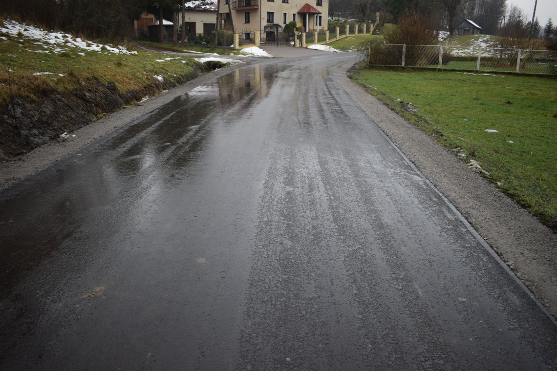 Nareszcie bez dziur. Wyremontowano drogę w Łękach Strzyżowskich