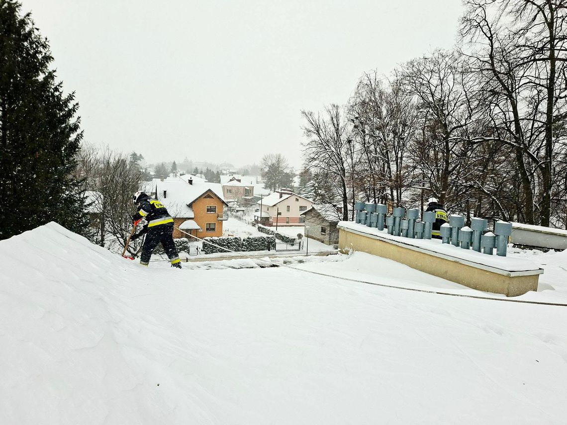 Niebezpieczne nawisy śnieżne powodem wielu interwencji straży pożarnej